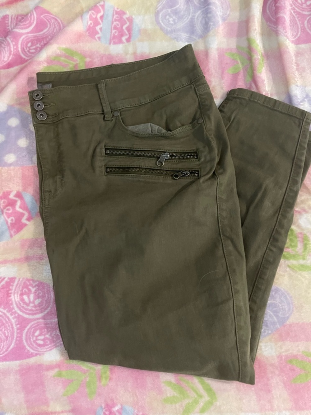 NWOT- Torrid Women’s Olive Green Zip-Pocket jogging Pants size 26R - Picture 1 of 2